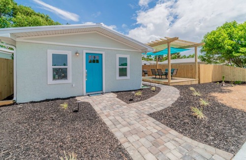 Kiska Beach House | "A Stones Throw" | Less Than 5-Minutes to the Beach | Pet-Friendly