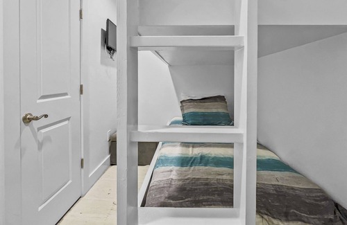 Kiska Beach House | "A Stones Throw" | Less Than 5-Minutes to the Beach | Pet-Friendly