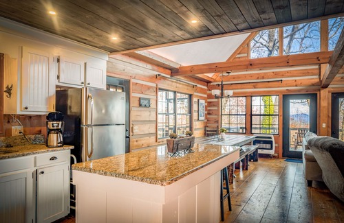 Hendersonville Cabin | A Stunning Retreat with Breathtaking Views. Reserve your unforgettable stay now!