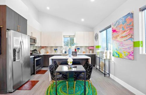 North Hollywood House | A- Stylish and Comfy NoHo Retreat- 5 Star Area, Hot Tub
