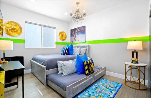 North Hollywood House | A- Stylish and Comfy NoHo Retreat- 5 Star Area, Hot Tub