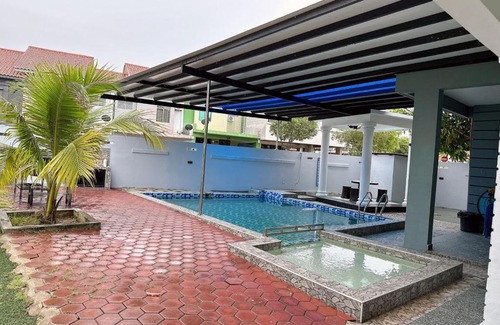 Tebrau House | A Stylish & Comfy 4BR Home with Private Pool
