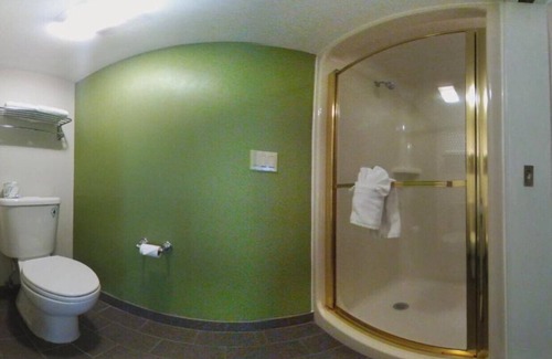 SeaTac House | A stylish, cozy stay by Seattle-Tacoma International Airport !