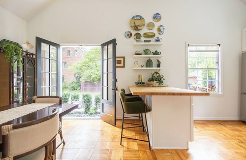 Indianapolis House | A stylish retreat in a beautiful 1924 Bungalow in the heart of Butler-Tarkington - Pet Friendly