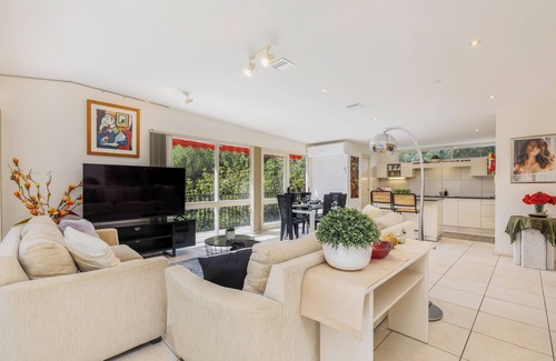 Yarralumla House | A sunny open stylish 3B&2B suite in Yarralumla close to Lake and shopping centre