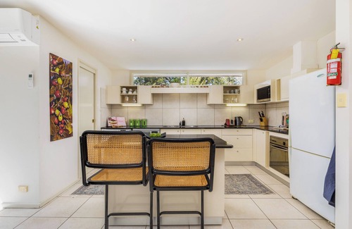 Yarralumla House | A sunny open stylish 3B&2B suite in Yarralumla close to Lake and shopping centre