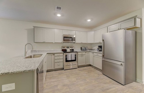 Columbia House | A Sunny & Stylish 4BR/3BA w King Beds & WiFi