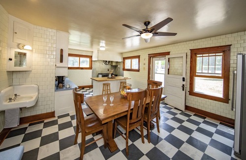 Tomahawk Cabin | A touch of history, with none of the hassles!