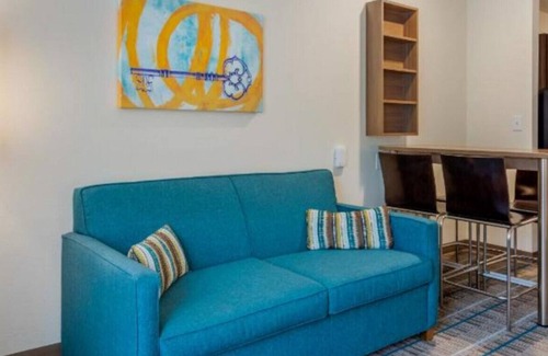 Newnan House | A Tranquil Haven for Couples close to Park!