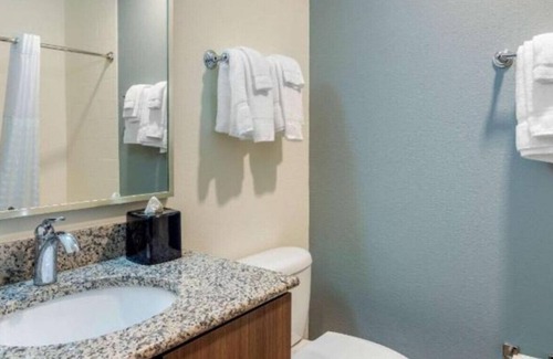 Newnan House | A Tranquil Haven for Couples close to Park!
