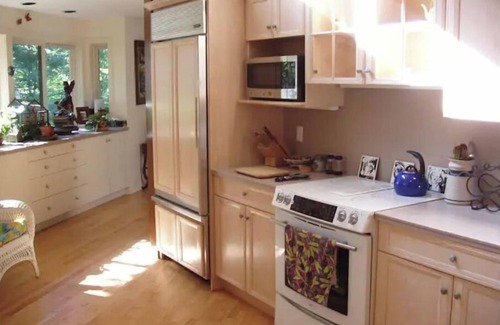 Guilford House | A TREETOPS Retreat! Sleeps 10-12, perfect for large gatherings. Seasonal POOL!