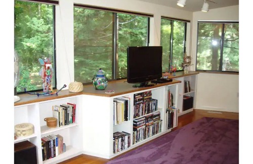 Guilford House | A TREETOPS Retreat! Sleeps 10-12, perfect for large gatherings. Seasonal POOL!