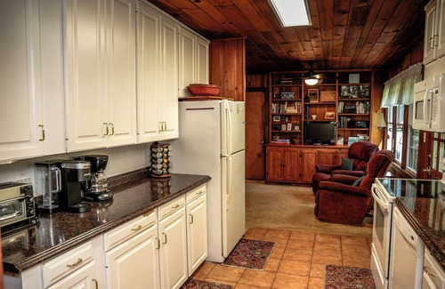 Hendersonville House | A unique apple country retreat