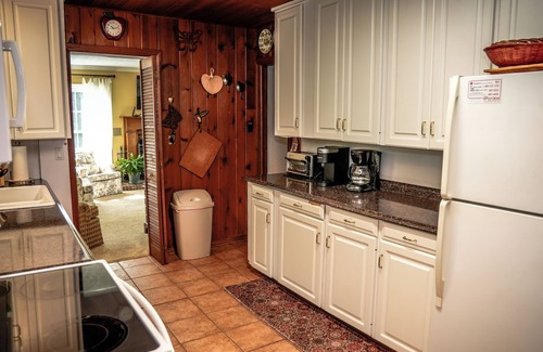 Hendersonville House | A unique apple country retreat