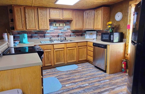 Panola Cabin | A unique cabin, comfortable with private hot tub!
