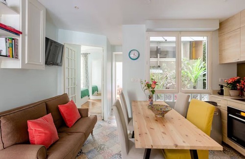 Montparnasse Apartment | A very functional and warm apartment in St Germain