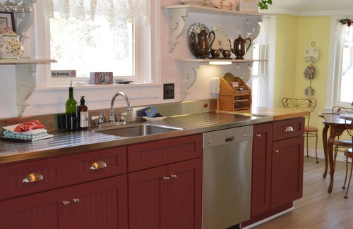 Grass Valley House | A Victorian Rose, DOWNTOWN, hot tub, man cave,couples, families & groups welcome