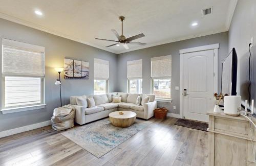 Laguna Beach Estates House | A Wave From It All