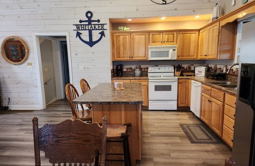 Sloans Valley Cabin | A Whitaker Mountain Retreat 23C- Lake Cumberland, Golf Carts, Pickleball, Pool