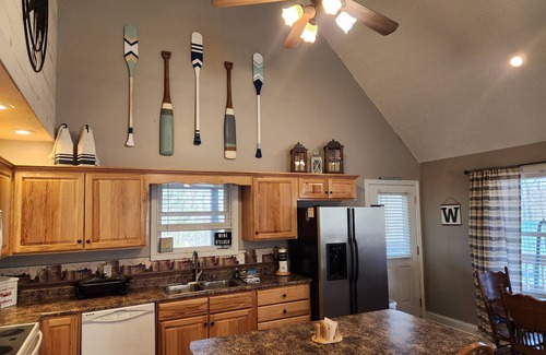 Sloans Valley Cabin | A Whitaker Mountain Retreat 23C- Lake Cumberland, Golf Carts, Pickleball, Pool