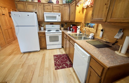 Gatlinburg - Pigeon Forge Cabin | A Wooded Cabin You'll Love! King Bed-2 Fireplaces-HotTub-Firepit-GSM Natl Park