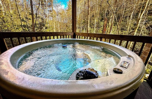 Gatlinburg - Pigeon Forge Cabin | A Wooded Cabin You'll Love! King Bed-2 Fireplaces-HotTub-Firepit-GSM Natl Park