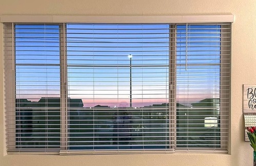 Roseville House | A1- King bed master room with TV at Roseville