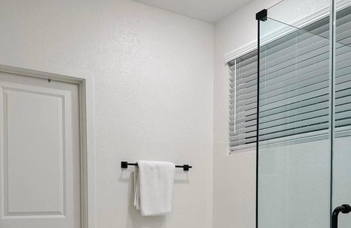 Roseville House | A1- King bed master room with TV at Roseville