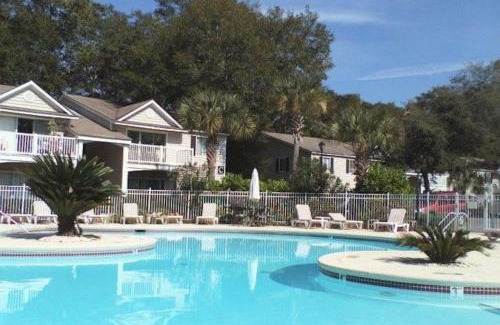 Demere Park House | A12 1 bedroom with 2 beds and great view of pool, upstairs, new floors, two full size beds