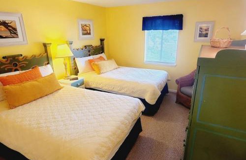 Demere Park House | A16 Ocean Walk 1 bdrm sleeps 5 next to pool upstairs unit two full size beds full kitchen