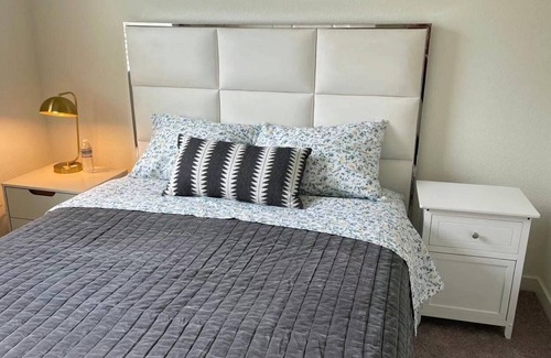 Roseville House | A2- Roseville cozy guest room with queen bed
