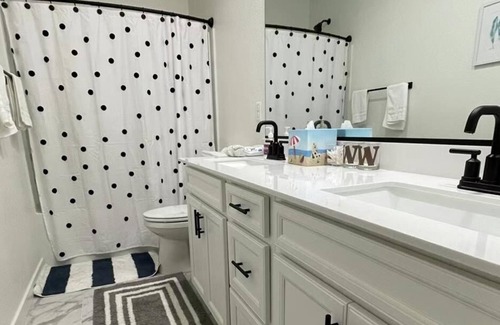 Roseville House | A2- Roseville cozy guest room with queen bed