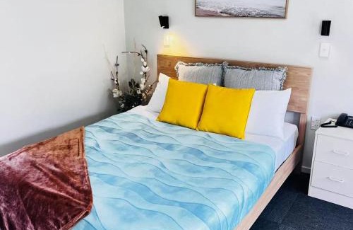 Redwood Hotel | AAA Northlands Motel