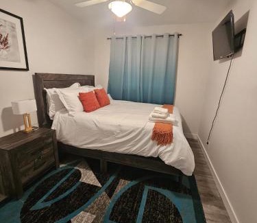Jasper Place House | Aansel Suites QUEEN ROOM