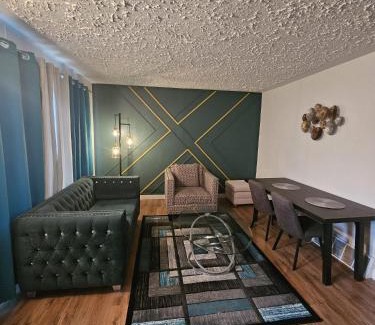 Jasper Place House | Aansel Suites QUEEN ROOM