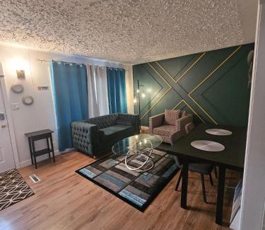 Jasper Place House | Aansel Suites QUEEN ROOM
