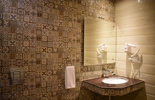 Bhimtal Hotel | Aaroham The Watergate Hotel