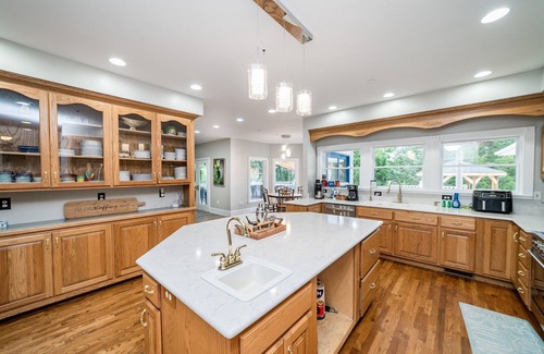 Sevierville House | Aaron Branch Estate*22Acre*Weddings*sleeps34*POOL*Theater*Hot Tub
