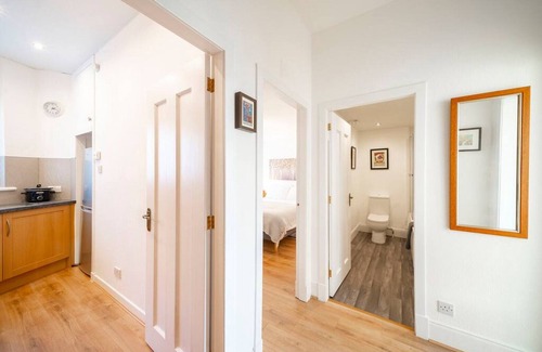 Glenisla Apartment | Abbotsford Apartment - Well Placed in the West End