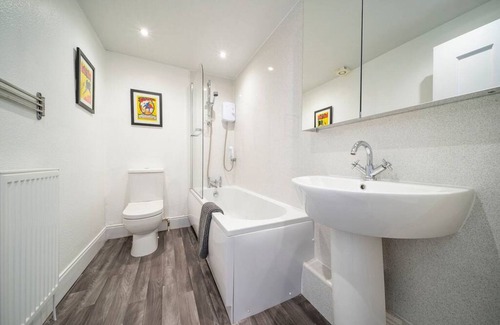 Glenisla Apartment | Abbotsford Apartment - Well Placed in the West End