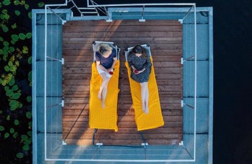 Anklam Boat Rental | Abenteuer Flusslandschaft - Hausboot fest vertäut in Anklam