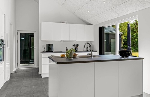 Hou House | "Abiorn" - from the sea by Interhome