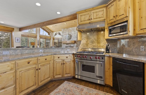 Deer Valley Villa | Abode at Arrowood | Best value in DV| NO AC| Private Hot Tub! 3 Private Master Suites!
