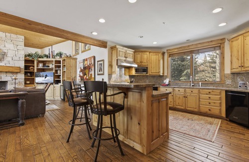 Deer Valley Villa | Abode at Arrowood | Best value in DV| NO AC| Private Hot Tub! 3 Private Master Suites!