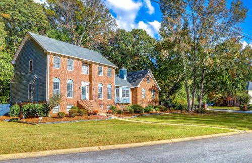 Centerville House | about 30 Mi to Atlanta - The Wellness Manor with Deck!