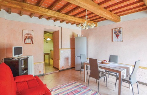 Capolona Apartment | About 6 km above Capolona lies this friendly vacation apartment in the hills, with a fantastic panor