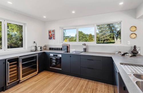 Rotorua House | Above Par Golf Course Villa with Hot Tub 4bd3.5bth