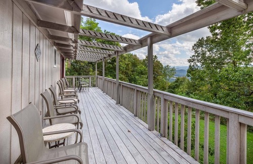 Sylva House | Above the Clouds - A spacious pet friendly home nestled in the heart of the Smoky Mountains