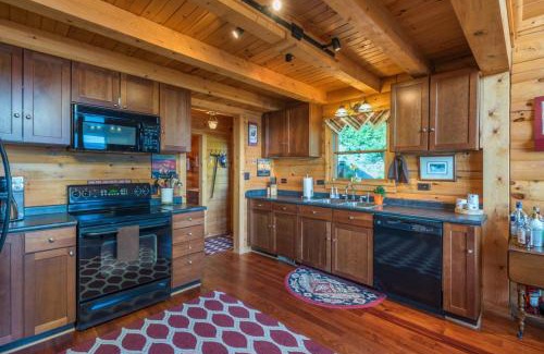 Old Fort House | Above the Clouds Log Cabin, Hot Tub & Views!