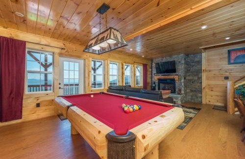 Old Fort House | Above the Clouds Log Cabin, Hot Tub & Views!